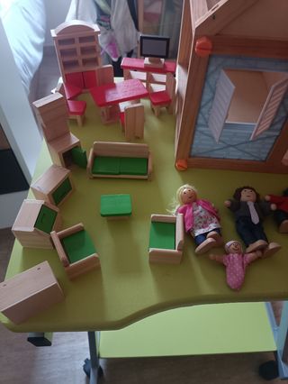 Casita madera muñecos