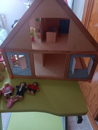 Casita madera muñecos