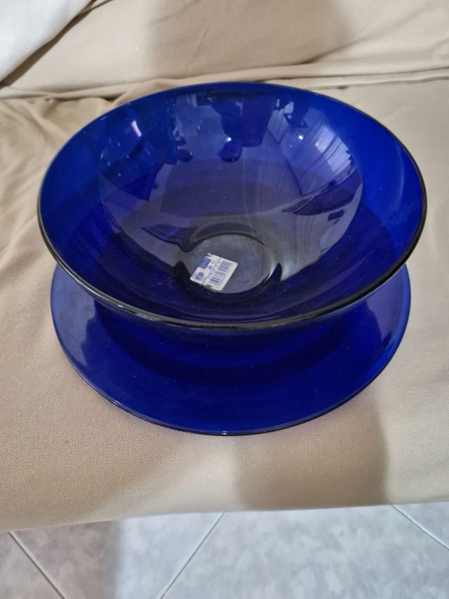 Insalatiera con piatto da portata blu