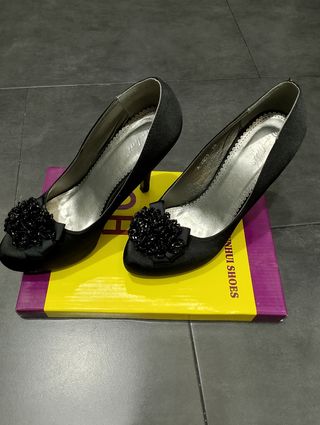 2 zapatos de fiesta. Negro y rojo.