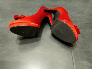 2 zapatos de fiesta. Negro y rojo.