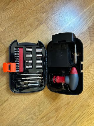 Kit linterna Black&Decker con 25 piezas atornillar