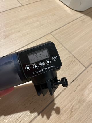 Comedero automático programable para peceras