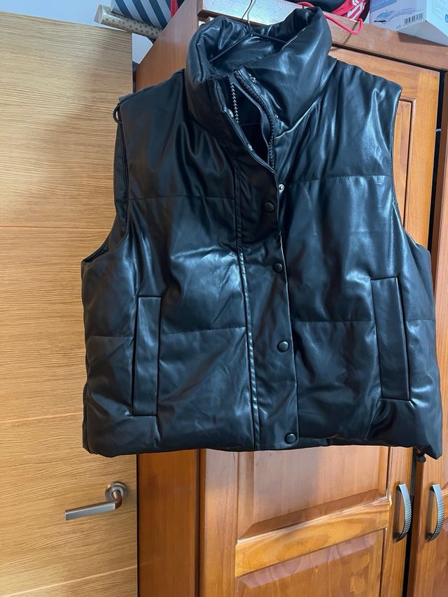 Vendo varios abrigos, chalecos y jersey