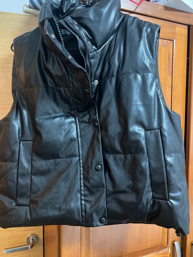 Vendo varios abrigos, chalecos y jersey