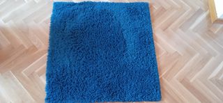 Alfombra azul de Ikea de pelo largo