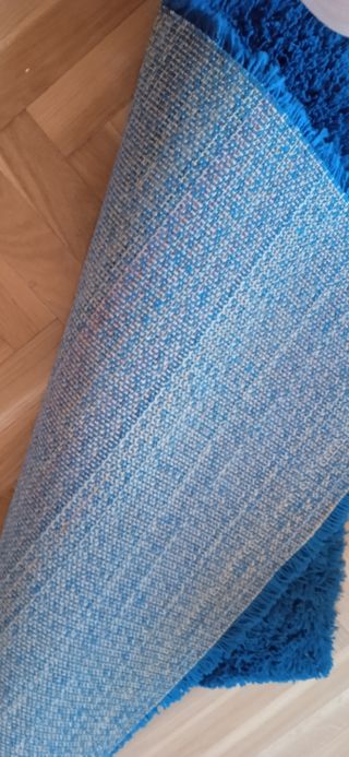 Alfombra azul de Ikea de pelo largo