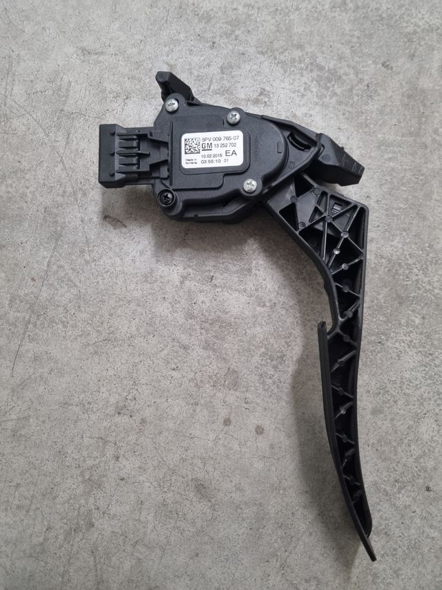 Acelerador opel astra J