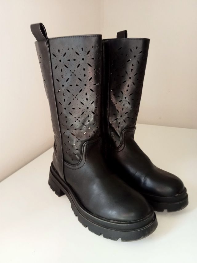 Anfibi donna numero 38 microforati.