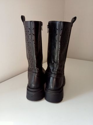 Anfibi donna numero 38 microforati.