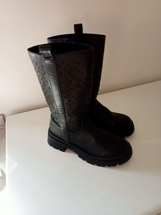 Anfibi donna numero 38 microforati.