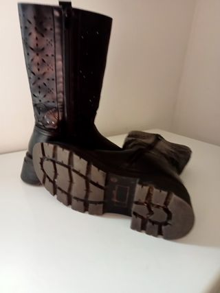 Anfibi donna numero 38 microforati.