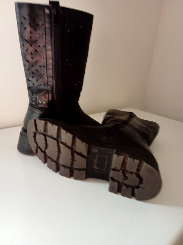 Anfibi donna numero 38 microforati.