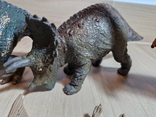 Muñecos dinosaurios