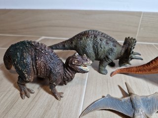 Muñecos dinosaurios