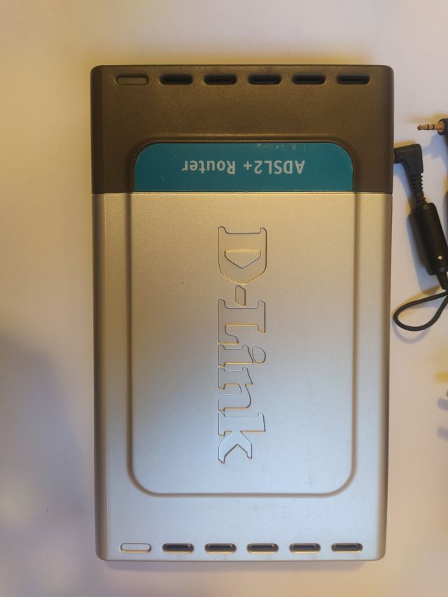 Router e switch ADSL2/2 con 4 porte