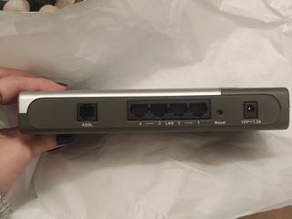 Router ADSL2/2 y switch con 4 puertos