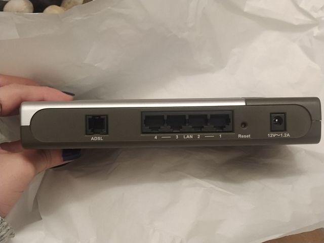 Router e switch ADSL2/2 con 4 porte