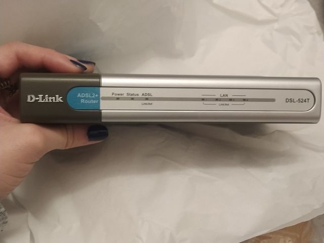 Router e switch ADSL2/2 con 4 porte