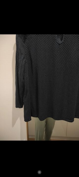 Blusa mujer azul de lunares de Pull and Bear