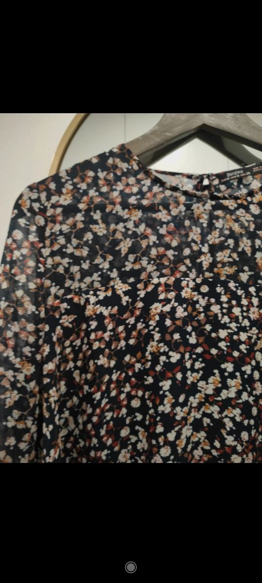Blusa mujer flores de Bershka