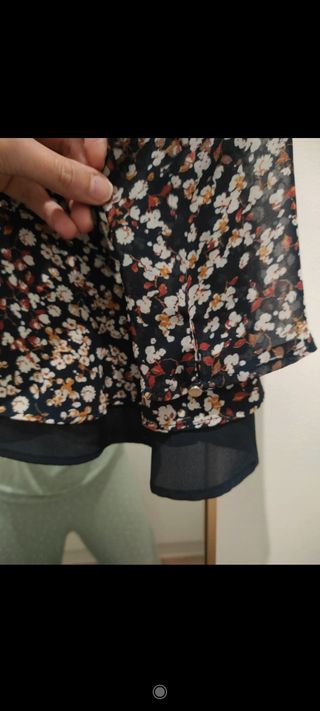 Blusa mujer flores de Bershka