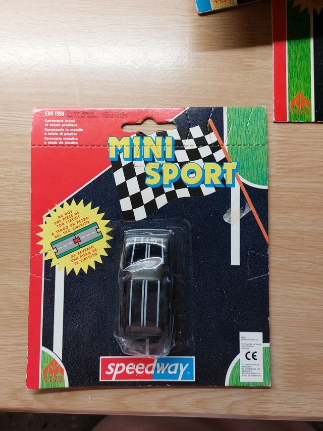 Coche carrocería metálica y chasis plast