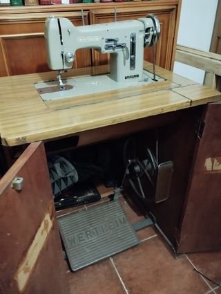 Maquina de coser WERTHEIM con mueble