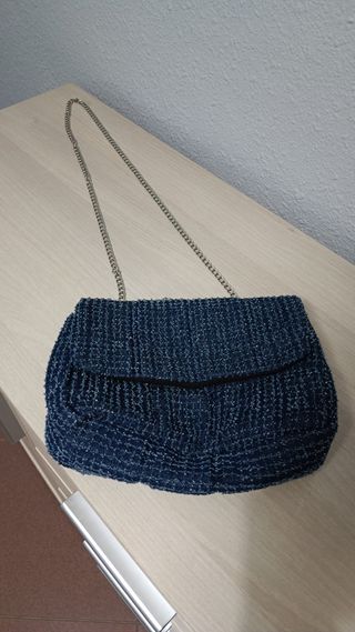 Bolso con cadena de tela azul.