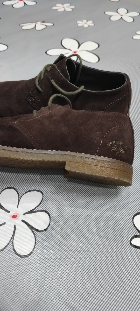 Zapatos de serraje marrón oscuro para hombre.