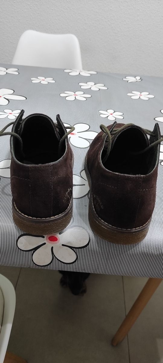 Zapatos de serraje marrón oscuro para hombre.