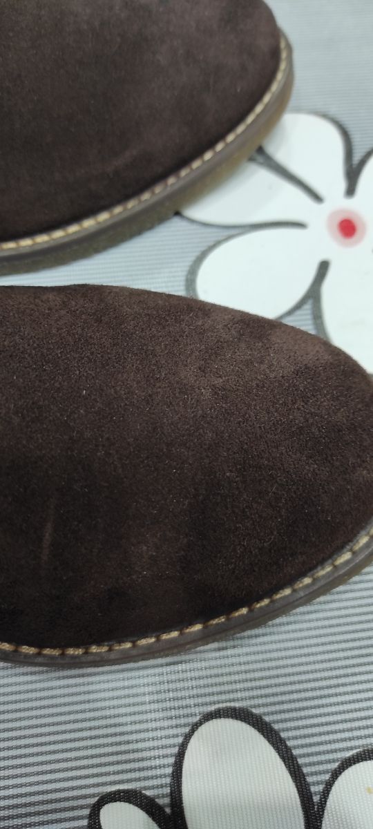 Zapatos de serraje marrón oscuro para hombre.