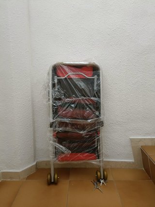 Hamaca bebé roja ruedas