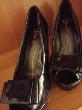 Zapatos Bata piel charol negros