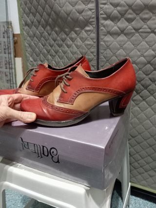 Zapatos cómodos tacón rojo y cuero