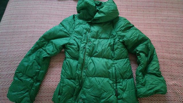 Chaqueta/abrigo verde de plumas.