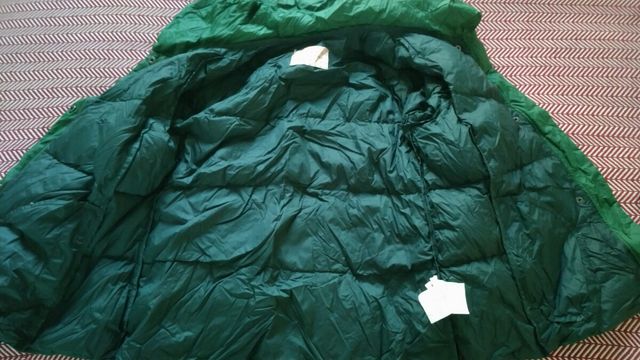 Chaqueta/abrigo verde de plumas.