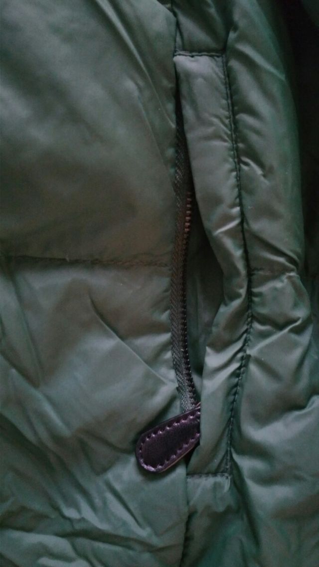 Chaqueta/abrigo verde de plumas.