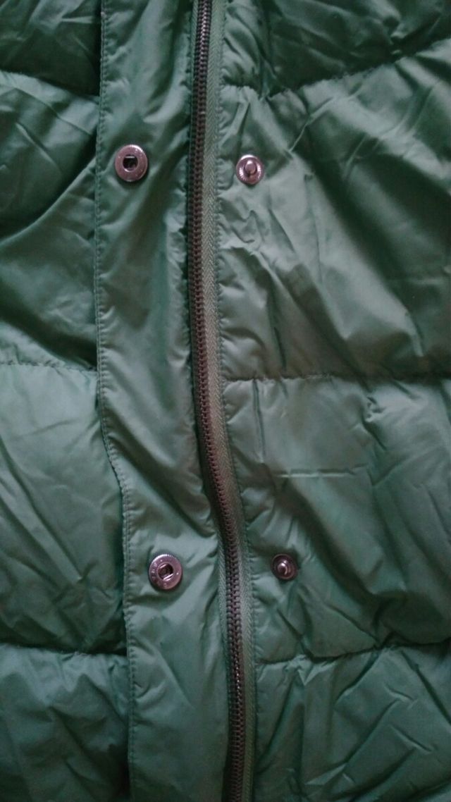 Chaqueta/abrigo verde de plumas.