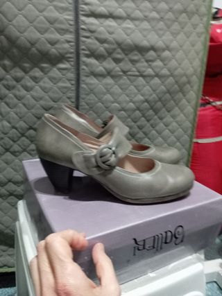 Zapatos color visón cómodos casi nuevos,