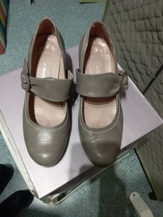 Zapatos color visón cómodos casi nuevos,