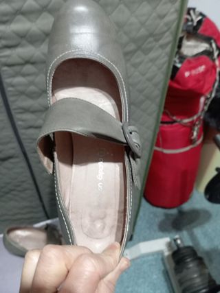 Zapatos color visón cómodos casi nuevos,