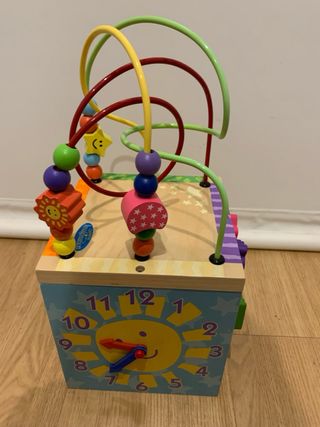 Cubo madera de actividades niño.