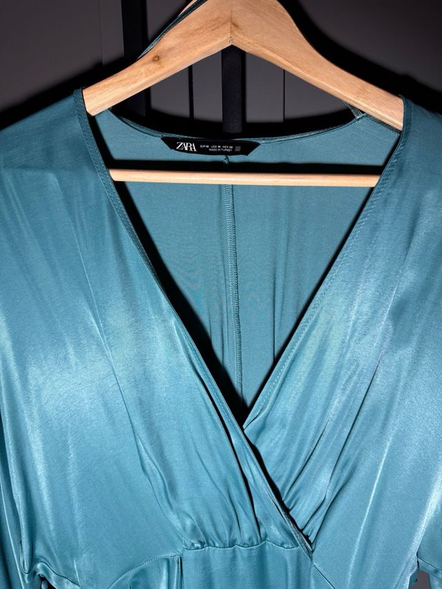 Vestido corto efecto satinado.