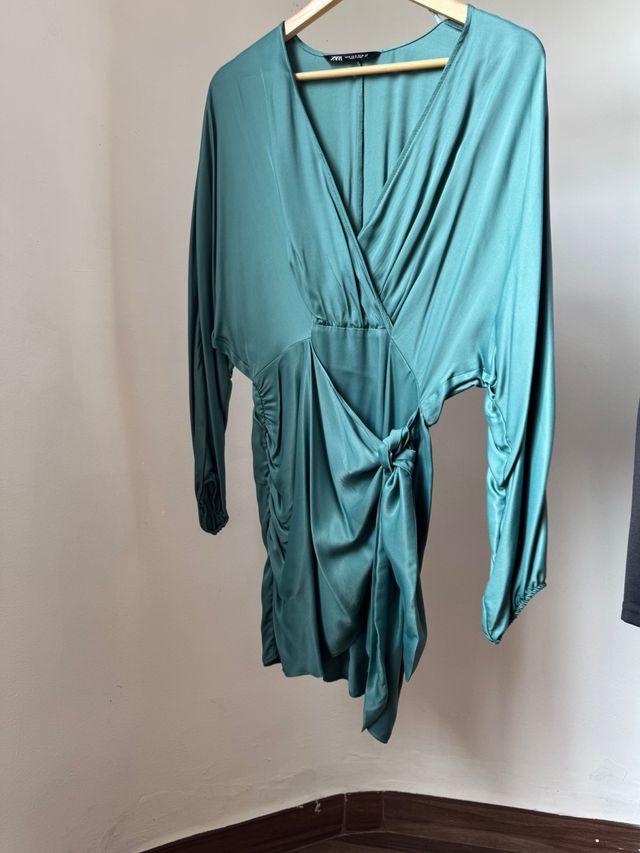 Vestido corto efecto satinado.