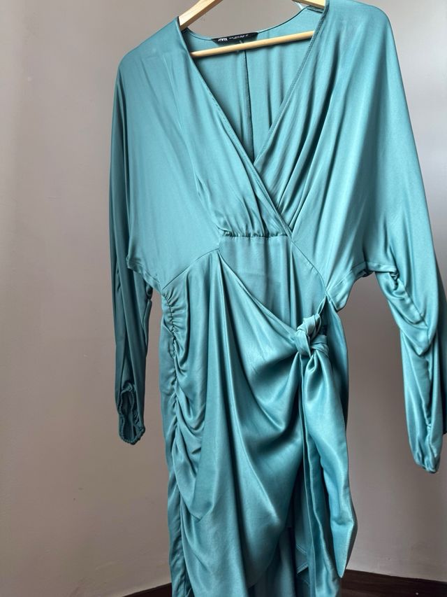 Vestido corto efecto satinado.