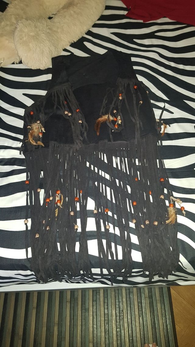 Chaleco negro con adornos muy bonito