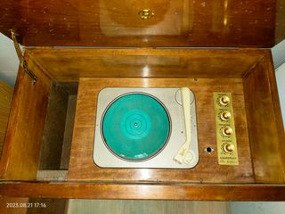 Mueble tocadiscos antiguo
