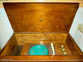 Mueble tocadiscos antiguo