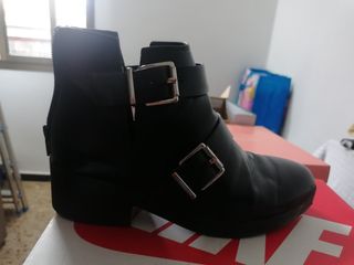 Botín negro con evilla